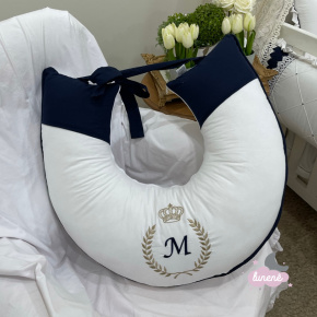 Almofada de Amamentação Personalizada Benjamin Baby Marinho Brasão Dourado 200 Fios Almofada de Amamentação Personalizada Benjamin Baby Marinho Brasão Dourado 200 Fios