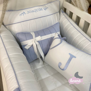 Enxoval de Berço Personalizado 08 Peças Azul Chambre Joaquim Baby 400 Fios Enxoval de Berço Personalizado 08 Peças Azul Chambre Joaquim Baby 400 Fios