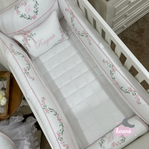 Enxoval de Berço Personalizado 08 Peças Coração Florido 200 Fios Branco e Rose Enxoval de Berço Personalizado 08 Peças Coração Florido 200 Fios Branco e Rose