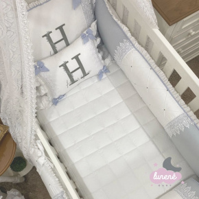 Enxoval de Berço Personalizado 08 Peças Glamour Baby Branco e Cinza 200 Fios Enxoval de Berço Personalizado 08 Peças Glamour Baby Branco e Cinza 200 Fios