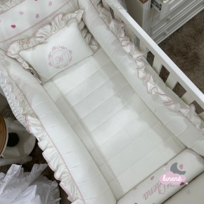 Enxoval de Berço Personalizado 08 Peças Luísa Baby Rosa Coração e Branco 200 Fios Enxoval de Berço Personalizado 08 Peças Luísa Baby Rosa Coração e Branco 200 Fios