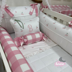 Enxoval de Berço Personalizado 09 Peças Cerejinha Rosa com Rolo 400 Fios 4373 Enxoval de Berço Personalizado 09 Peças Cerejinha Rosa com Rolo 400 Fios 4373