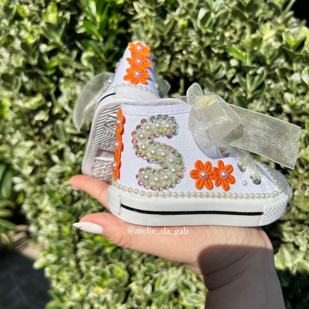 Tênis Personalizado em Pérolas, com Inicial e Flores Laranja
