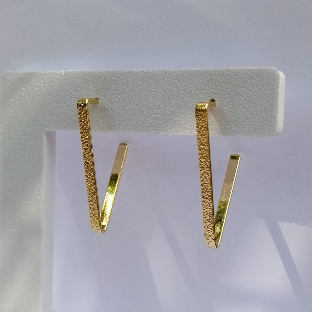 Argola Triangular Texturizada