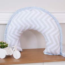Almofada de Amamentação para Bebê Brooklyn Chevron Cinza/Azul