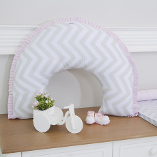 Almofada de Amamentação para Bebê Brooklyn Chevron Cinza/Rosa