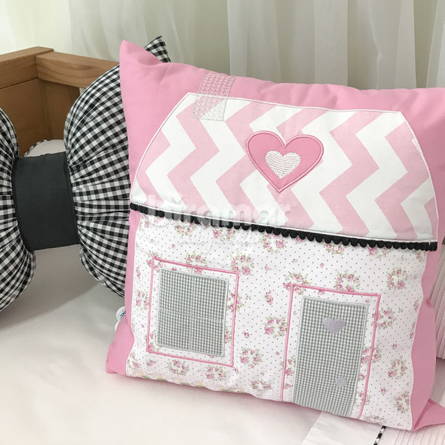 Almofada Bordada Casinha Rosa