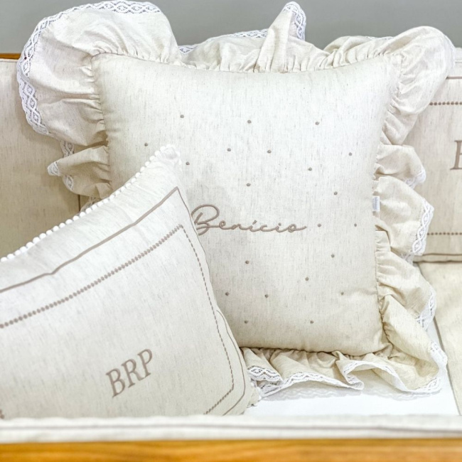 Almofada Quadrada com Babado Benício Personalizada Linho Bege