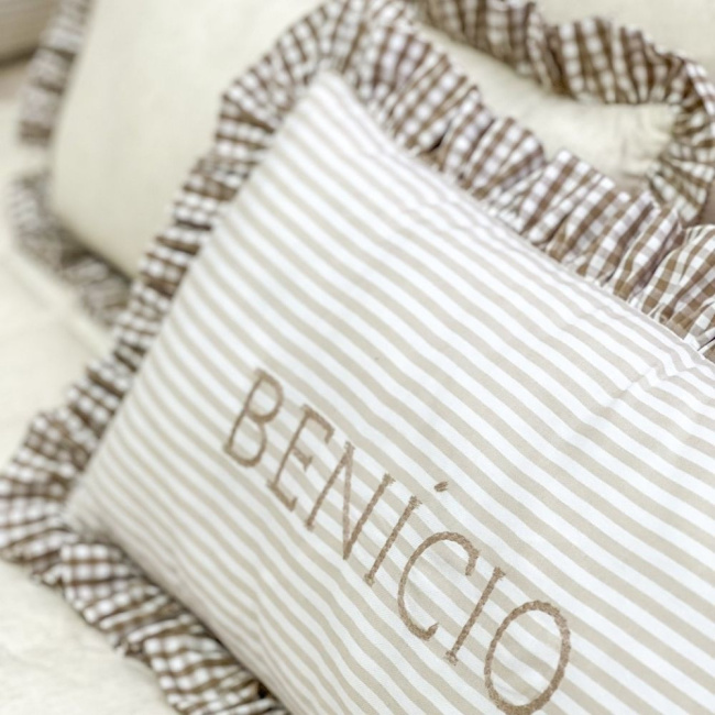 Almofada Retangular Personalizada Babado Listrado / Xadrez Bege