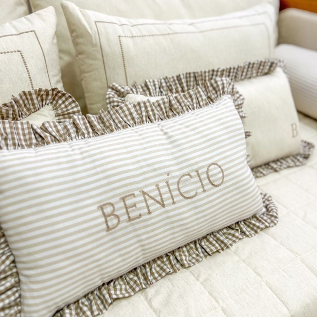 Almofada Retangular Personalizada Babado Listrado / Xadrez Bege