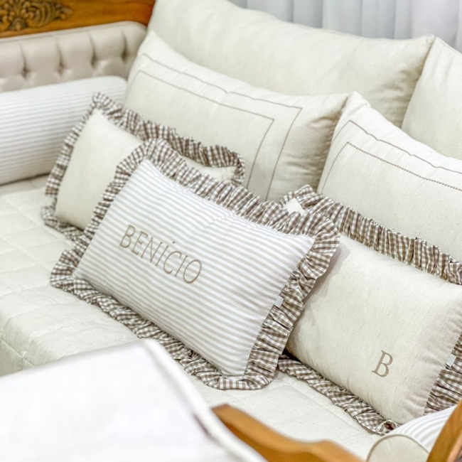 Almofada Retangular Personalizada Babado Listrado / Xadrez Bege