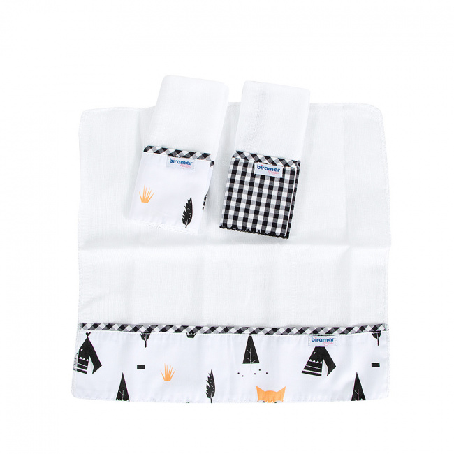 A imagem mostra um conjunto de lenços de algodão estampados, para limpeza e higienização do bebê na introdução alimentar.
