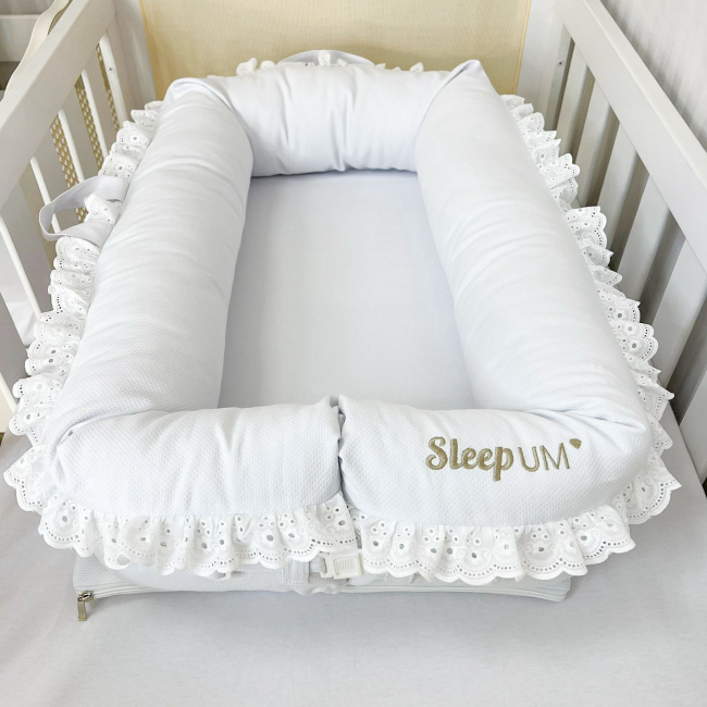 Ninho Redutor para Bebê Sleep UM Bordado Inglês Piquet Branco