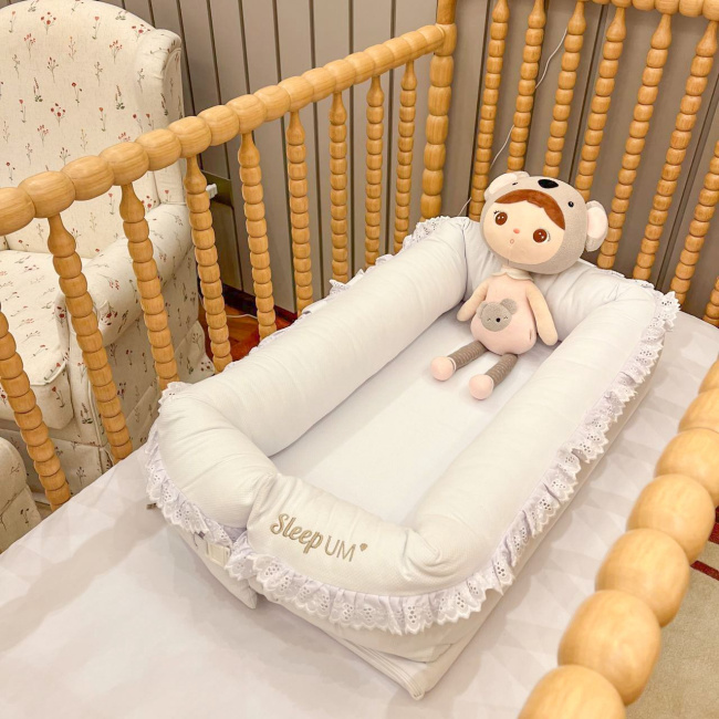 Ninho Redutor para Bebê Sleep UM Bordado Inglês Piquet Branco