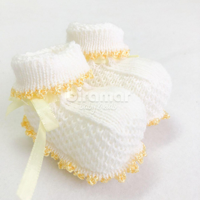 Sapatinho de Crochê Tricô para Bebê Batizado RN Branco e Amarelo