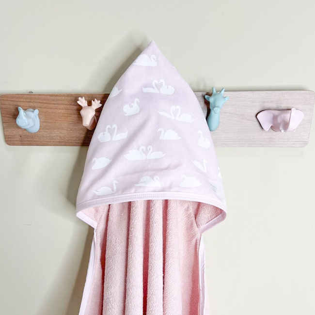 Toalha de Banho Kids Felpuda com Capuz Cisne Rosa