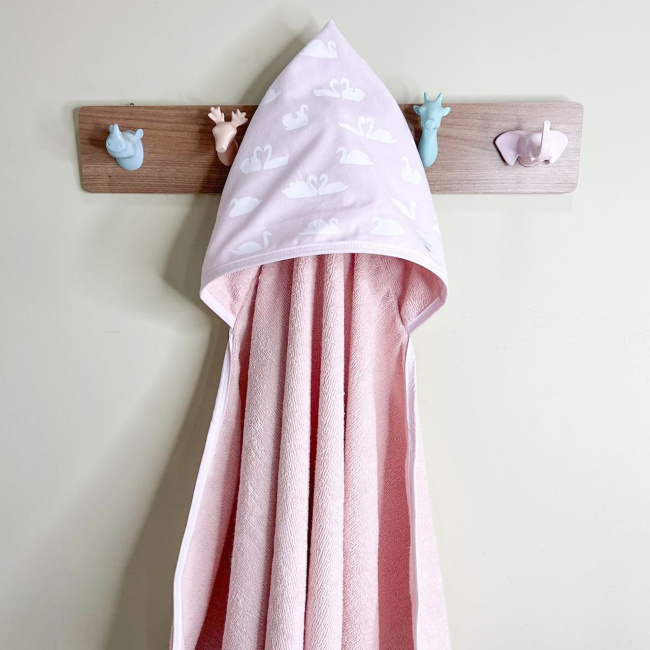 Toalha de Banho Kids Felpuda com Capuz Cisne Rosa