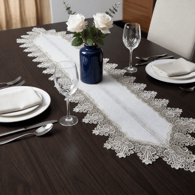 Caminho de Mesa Filigrana Floral 2,20m x 40cm 01 Peça - Semente Branca