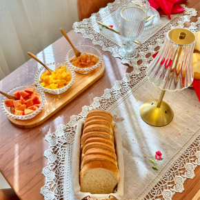Caminho de Mesa Roseto 40cm x 150cm 01 Peça - Botões com Dourado