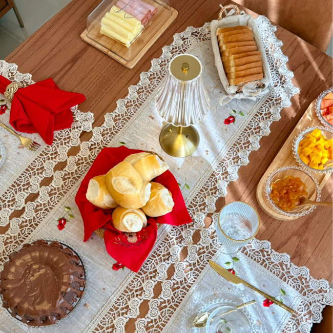 Caminho de Mesa Roseto 40cm x 150cm 01 Peça - Botões com Dourado