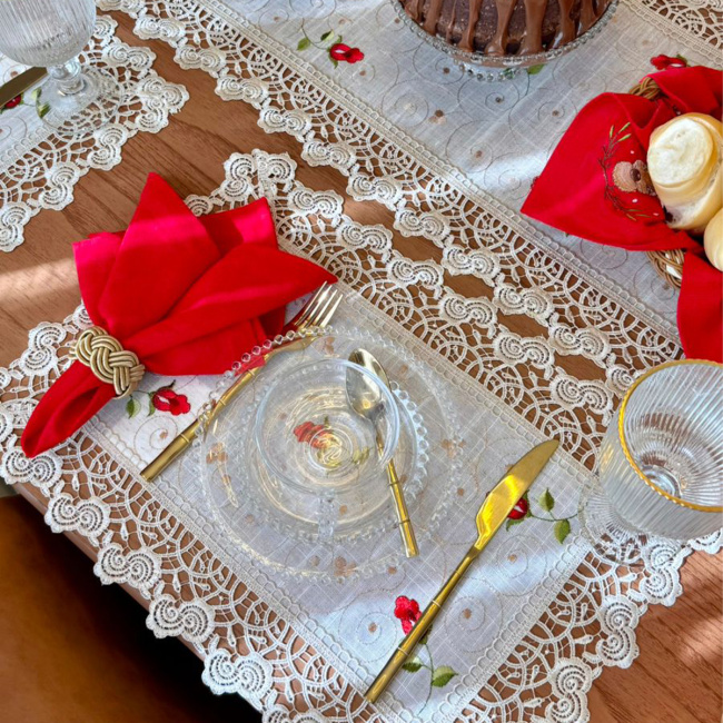 Caminho de Mesa Roseto 40cm x 180cm 01 Peça - Botões com Dourados