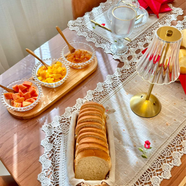 Caminho de Mesa Roseto 40cm x 180cm 01 Peça - Botões com Dourados