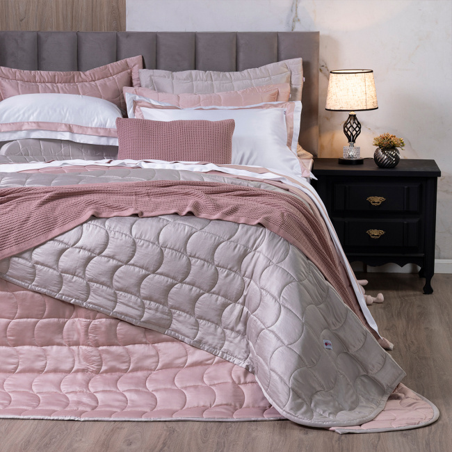 Cobre Leito Casal Queen Colcha Maelis 100% Fibra de Bambu Dupla Face 2,60m x 2,40m 03 Peças - Bege / Rosê