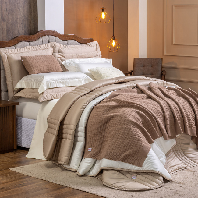 Edredom Olivie King 2,80m x 2,70m Dupla Face 400 Fios Egípcios 100% Algodão 03 Peças - Cáqui / Palha