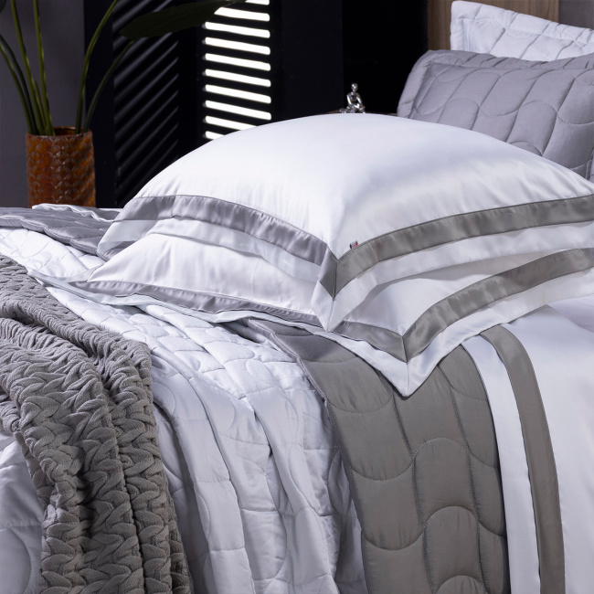 KIT Cama Posta King Colcha Maelis 100% Fibra de Bambu Dupla Face 2,80m x 2,70m 09 Peças - Cinza / Branco
