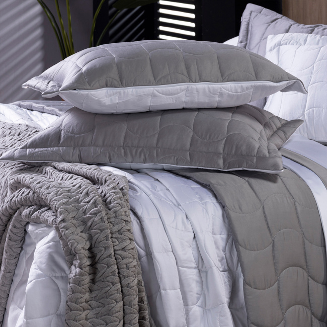 KIT Cama Posta Queen Colcha Maelis 100% Fibra de Bambu Dupla Face 2,60m x 2,40m 10 Peças - Cinza / Branco