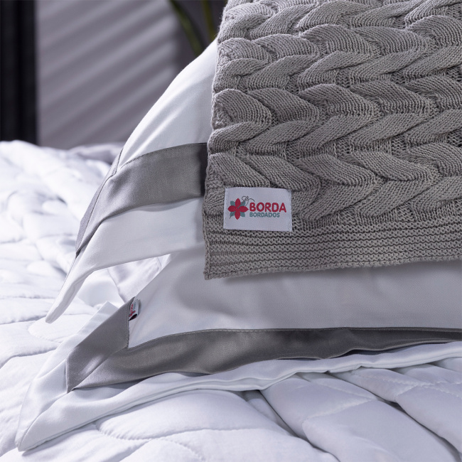 KIT Cama Posta Queen Colcha Maelis 100% Fibra de Bambu Dupla Face 2,60m x 2,40m 10 Peças - Cinza / Branco