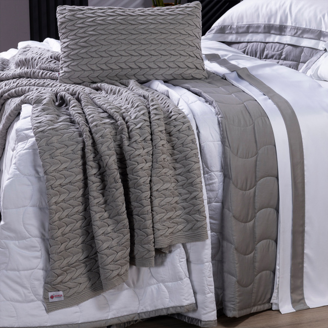 KIT Cama Posta Queen Colcha Maelis 100% Fibra de Bambu Dupla Face 2,60m x 2,40m 10 Peças - Cinza / Branco