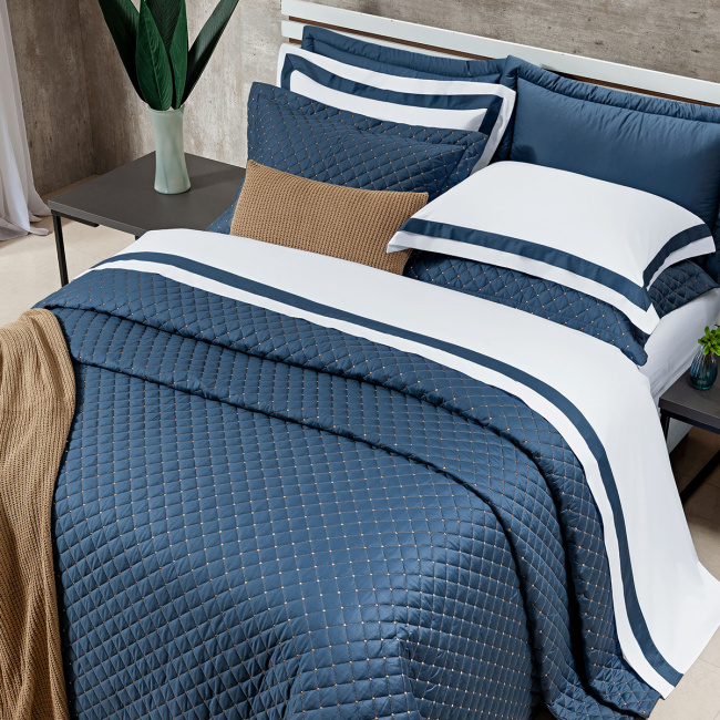 Porta Travesseiro Matelado Laisa 400 Fios Egípcio 90cm x 50cm 01 Peça - Azul Marinho / Dourado