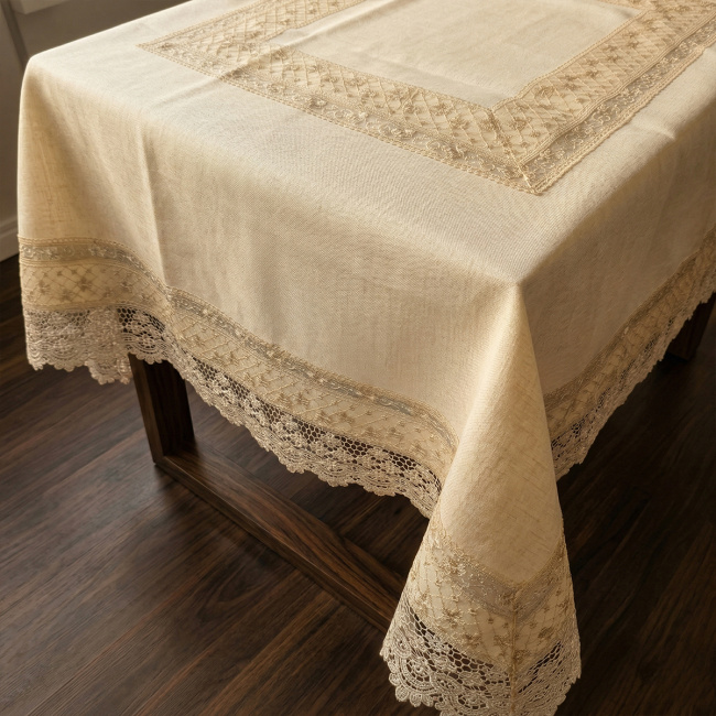 Toalha de Mesa Retangular Filigrana Floral 2,20m x 1,50m Detalhes em Guipir 6 Lugares - Colmeia Dourado