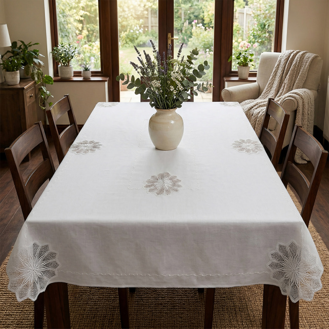 Toalha de Mesa Retangular Lume Linho 2,20m x 1,50m Detalhes em Guipir 6 Lugares - Floco Mandala