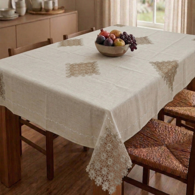 Toalha de Mesa Retangular Lume Linho 2,20m x 1,50m Detalhes em Guipir 6 Lugares - Mosaico Dourado