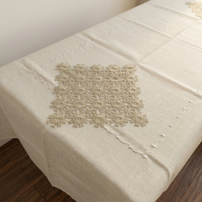 Toalha de Mesa Retangular Lume Linho 2,20m x 1,50m Detalhes em Guipir 6 Lugares - Mosaico Dourado