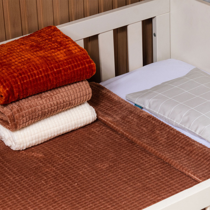 Cobertor Infantil aveludado com relevos manta soft touch flannel jaquard Marrom Mocha - Constantini Baby
