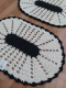 2 Mini tapetes de Crochê 2 Cores - Crú c/ Preto - Produto 100% Feito a Mão