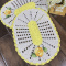 2 Tapetes de Crochê Oval - Bordado Florzinha c/ Bico Amarelo 1 Produto Feito a Mão
