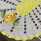 2 Tapetes de Crochê Oval - Bordado Florzinha c/ Bico Amarelo 1 Produto Feito a Mão
