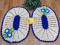 2 Tapetes de Crochê Oval - Bordado Florzinha c/ Bico Azul - Produto Feito a Mão