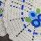 2 Tapetes de Crochê Oval Bordado Florzinha C/Fita Azul