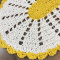 2 Tapetes de Crochê Oval Crú C/Bico Amarelo 1 - Produto Feito a Mão