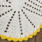2 Tapetes de Crochê Oval Crú C/Bico Amarelo - Produto Feito a Mão