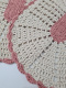 2 Tapetes de Crochê Oval Crú C/Bico Rosê - Produto Feito a Mão
