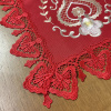 Bandeja Toalhinha Bordada C/Guippir Arabesco Vermelho C/Florzinha Branca