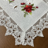 Bandeja Toalhinha Bordada C/Guippir Elegance Branco Florzinha Vermelha