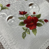 Bandeja Toalhinha Bordada C/Guippir Elegance Branco Florzinha Vermelha