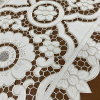 Caminho de Mesa 1.80m Crivo Floral Bordado Branco C/Nude